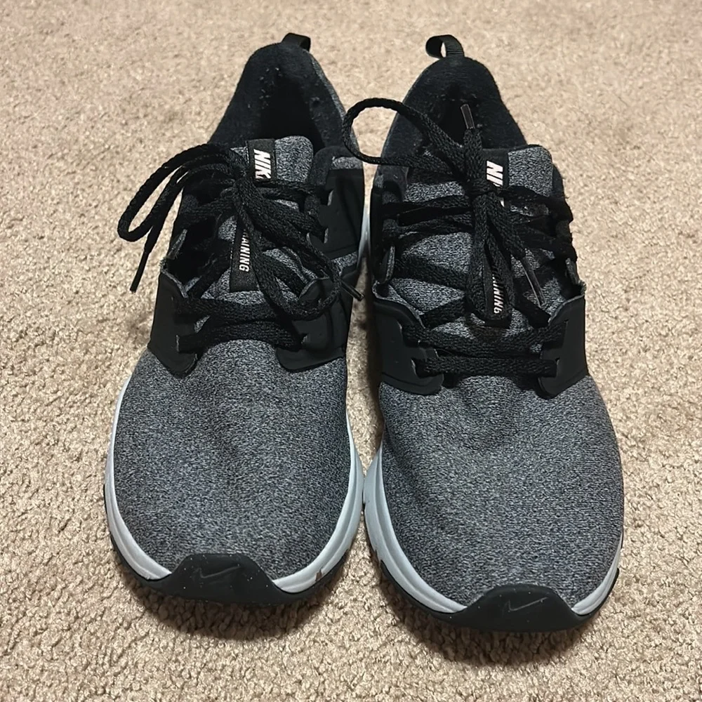 Nike Air Bella TR Womens Size 9.5 Gray/Black Running/Training Shoes - Picture 2 of 6